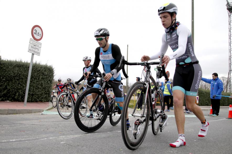 Duatlón Villa de Alcobendas 2017 - Imagen de ciclistas en un momento de la prueba.