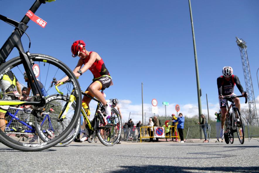 Duatlón Villa de Alcobendas 2018 - Imagen de varios deportistas participantes en la prueba comenzando la prueba con la bicicleta.