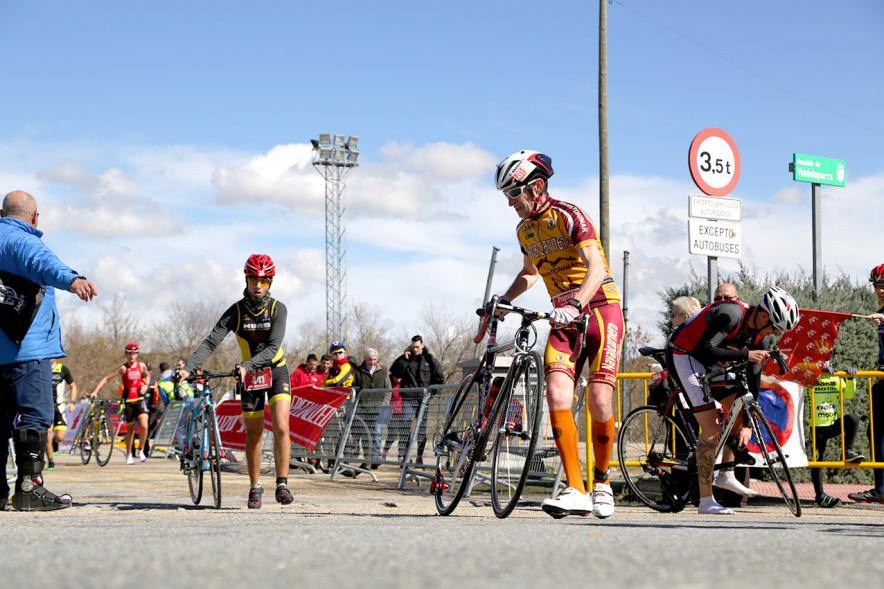 Duatlón Villa de Alcobendas 2018 - Imagen de varios deportistas participantes en la prueba cogiendo sus bicicletas.