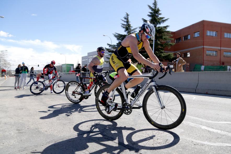 Duatlón Villa de Alcobendas 2018 - Imagen de varios deportistas participantes en la prueba comenzando la prueba con la bicicleta.