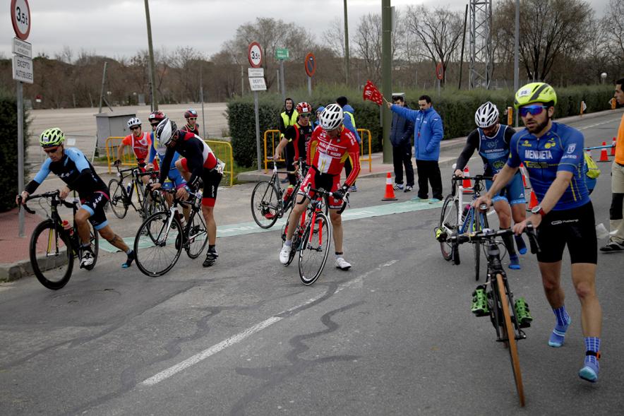 Duatlón Villa de Alcobendas 2017 - Imagen de ciclistas en un momento de la prueba.