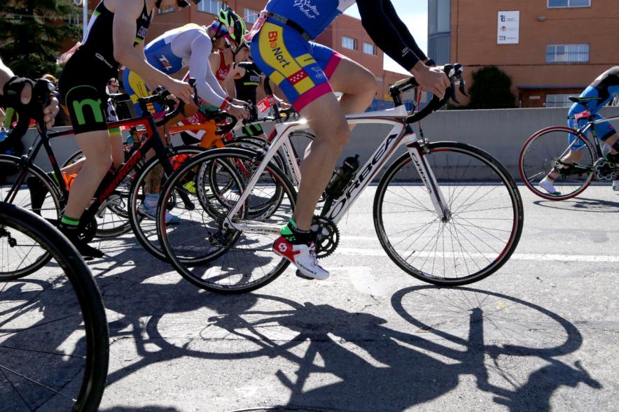 Duatlón Villa de Alcobendas 2018 - Imagen de varios deportistas participantes en la prueba comenzando la prueba con la bicicleta.