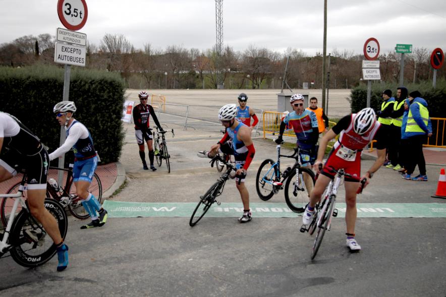 Duatlón Villa de Alcobendas 2017 - Imagen de ciclistas en un momento de la prueba.