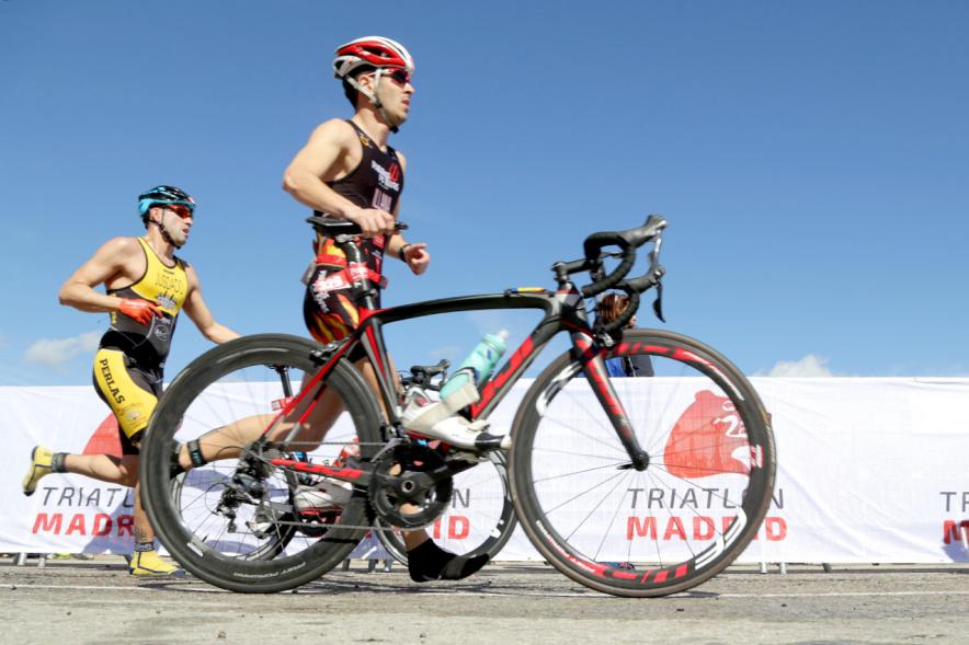 Duatlón Villa de Alcobendas 2018 -  Imagen de un deportista participante en la prueba cogiendo su bicicleta.