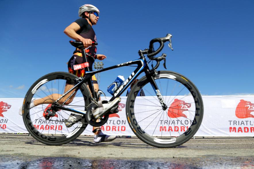 Duatlón Villa de Alcobendas 2018 -  Imagen de un deportista participante en la prueba cogiendo su bicicleta.