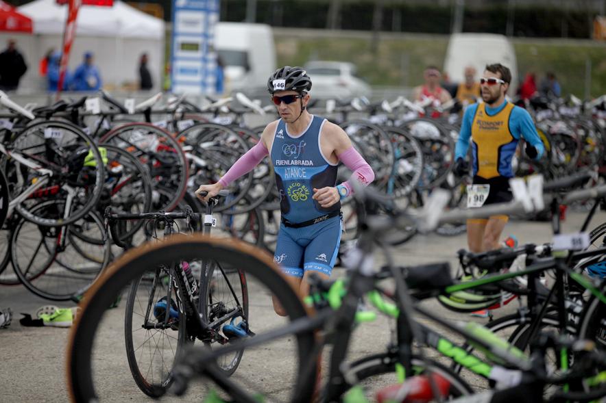 Duatlón Villa de Alcobendas 2017 - Imagen de corredores en el momento de coger la bicicleta para seguir con la carrera de bici.