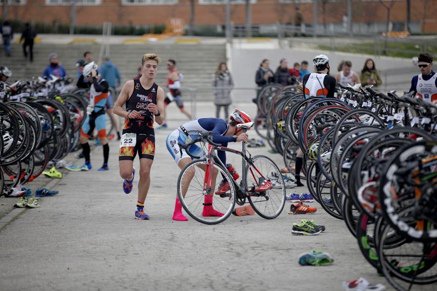 Duatlón Villa de Alcobendas 2017 - Imagen de corredores en el momento de coger la bicicleta para seguir con la carrera de bici.