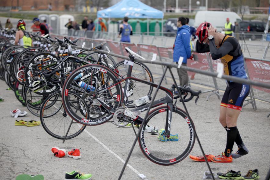 Duatlón Villa de Alcobendas 2017 - Imagen de corredores en el momento de coger la bicicleta para seguir con la carrera de bici.
