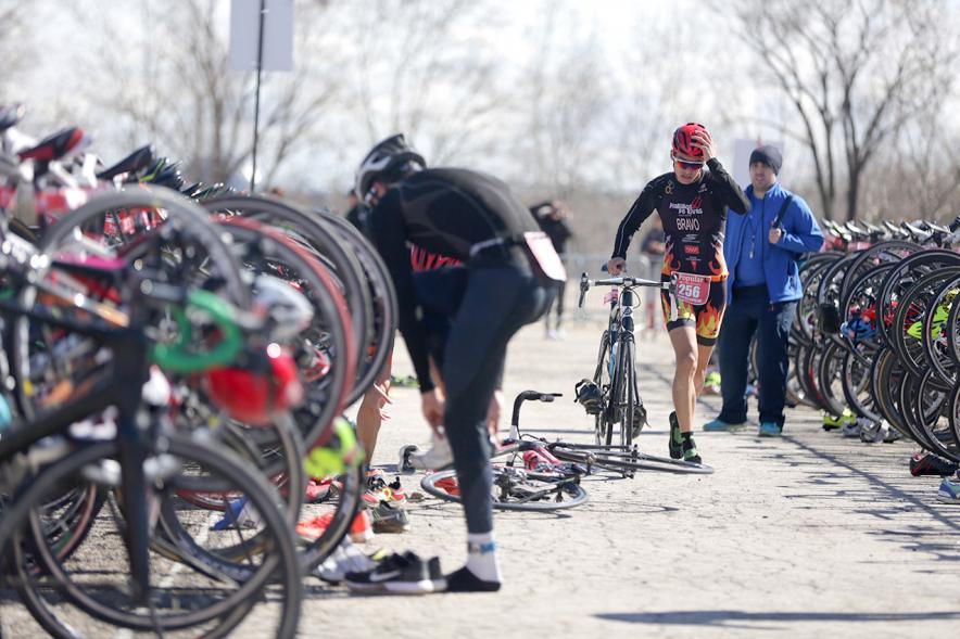 Duatlón Villa de Alcobendas 2018 -  Imagen de un deportista participante en la prueba preparándose para coger la bicicleta.