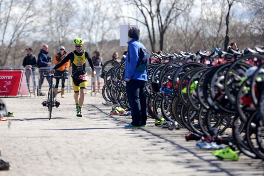 Duatlón Villa de Alcobendas 2018 - Imagen de un deportista participante en la prueba cogiendo su bicicleta.