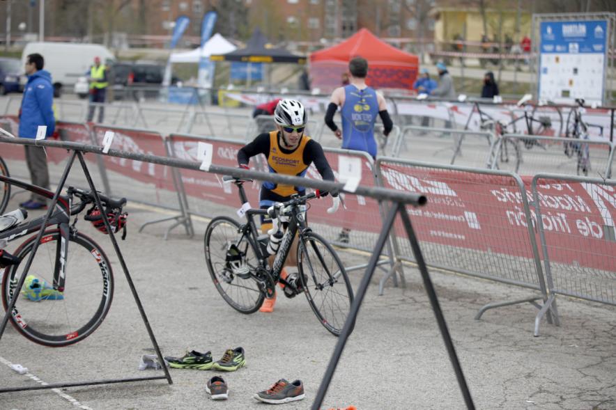 Duatlón Villa de Alcobendas 2017 - Imagen de un corredor en el momento de coger la bicicleta para seguir con la carrera de bici.