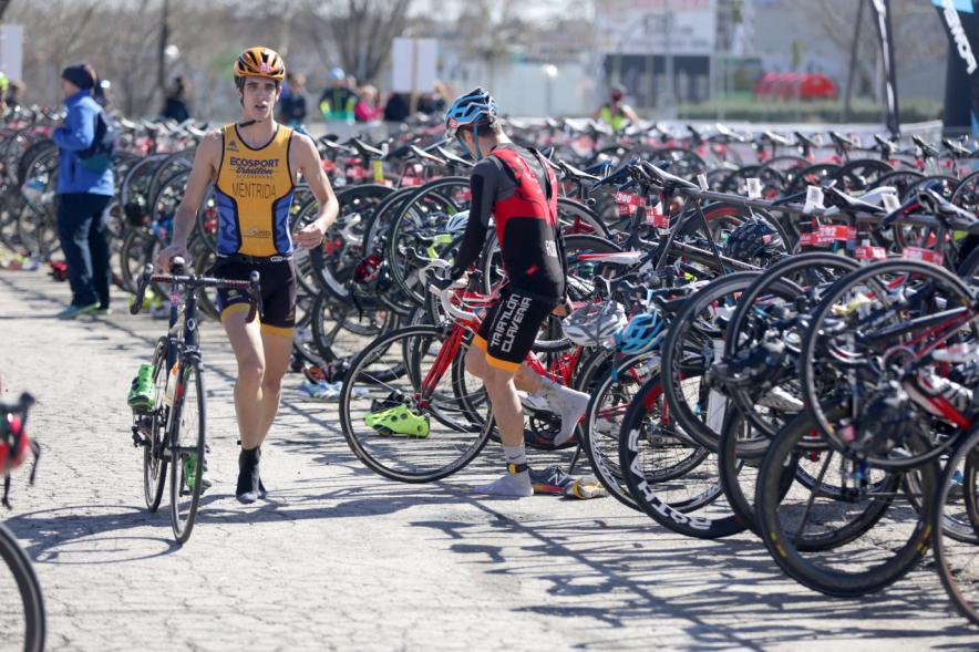Duatlón Villa de Alcobendas 2018 - Imagen de varios deportistas participantes en la prueba cogiendo sus bicicletas.