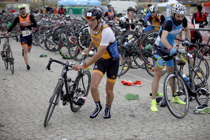 Duatlón Villa de Alcobendas 2017 - Imagen de corredores en el momento de coger la bicicleta para seguir con la carrera de bici.