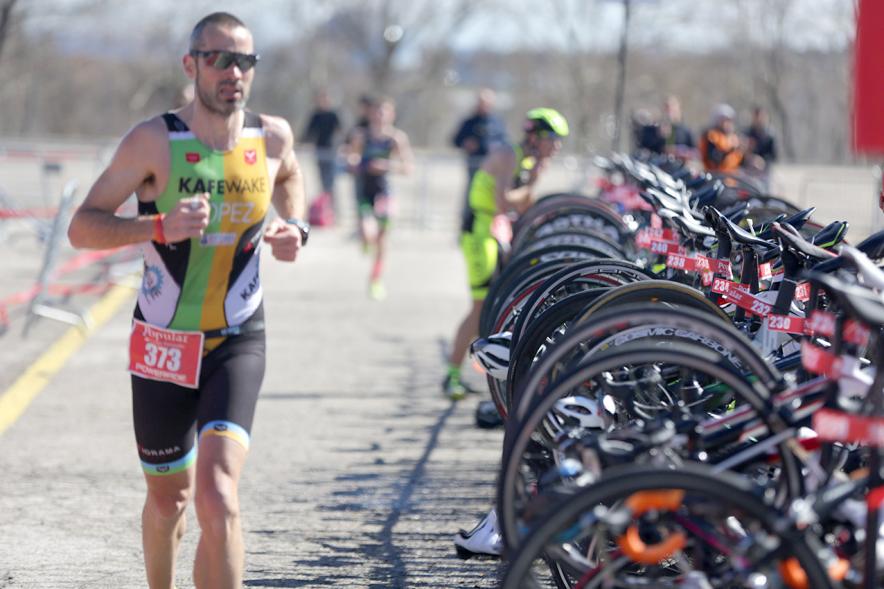 Duatlón Villa de Alcobendas 2018 - imagen de un corredor llegando a la zona donde se cambian para hacer bicicleta.