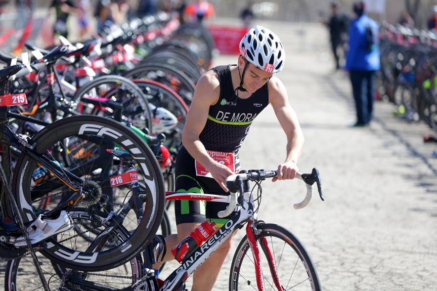 Duatlón Villa de Alcobendas 2018 - Imagen de un deportista participante en la prueba cogiendo su bicicleta.