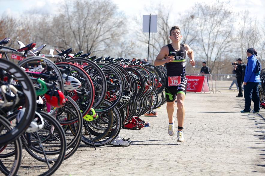 Duatlón Villa de Alcobendas 2018 - Imagen de un corredor llegando a la zona donde se cambian para hacer bicicleta.