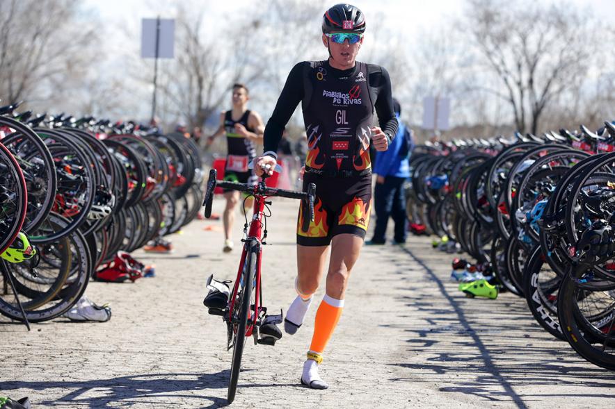 Duatlón Villa de Alcobendas 2018 - Imagen de un deportista participante en la prueba comenzando la prueba con la bicicleta.
