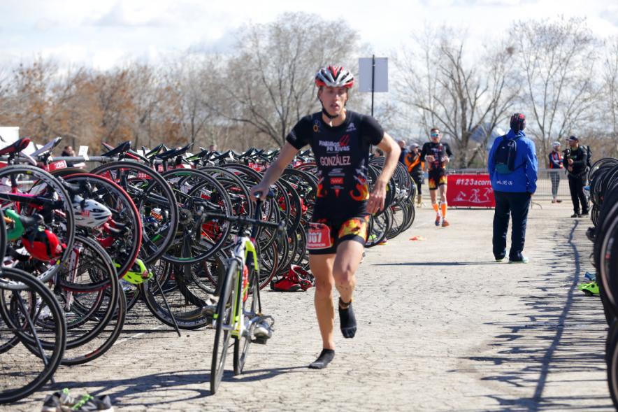 Duatlón Villa de Alcobendas 2018 - Imagen de un deportista participante en la prueba comenzando la prueba con la bicicleta.