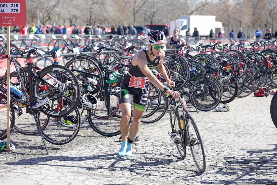 Duatlón Villa de Alcobendas 2018 -  Imagen de un deportista participante en la prueba cogiendo su bicicleta.