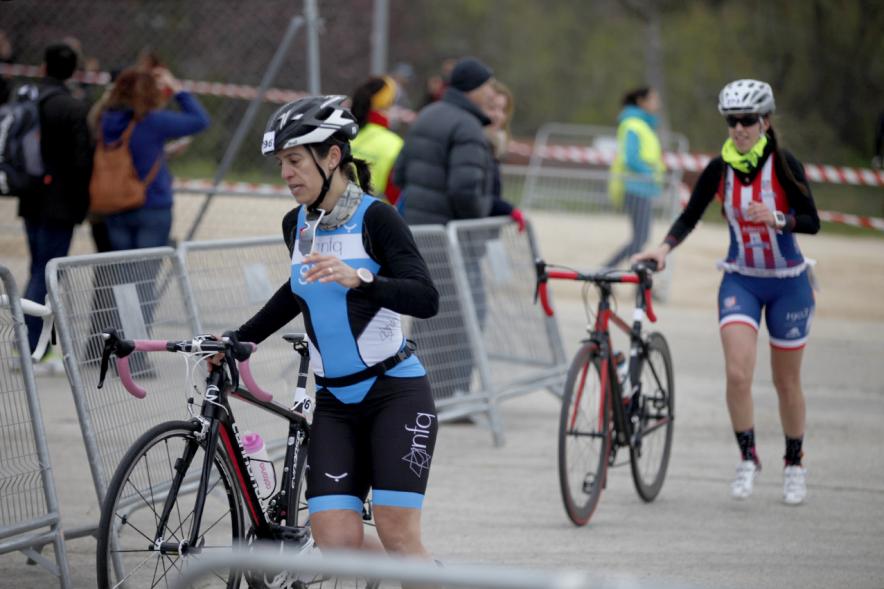 Duatlón Villa de Alcobendas 2017 - Imagen de unas ciclistas en un momento de la prueba.