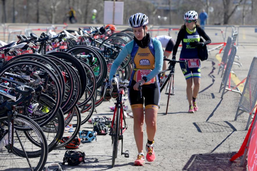Duatlón Villa de Alcobendas 2018 - Imagen de varios deportistas participantes en la prueba cogiendo sus bicicletas.
