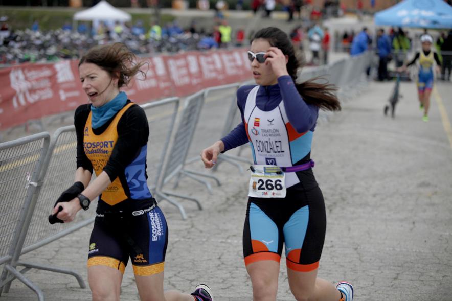 Duatlón Villa de Alcobendas 2017 - Imagen de unas corredoras en un momento de la prueba.