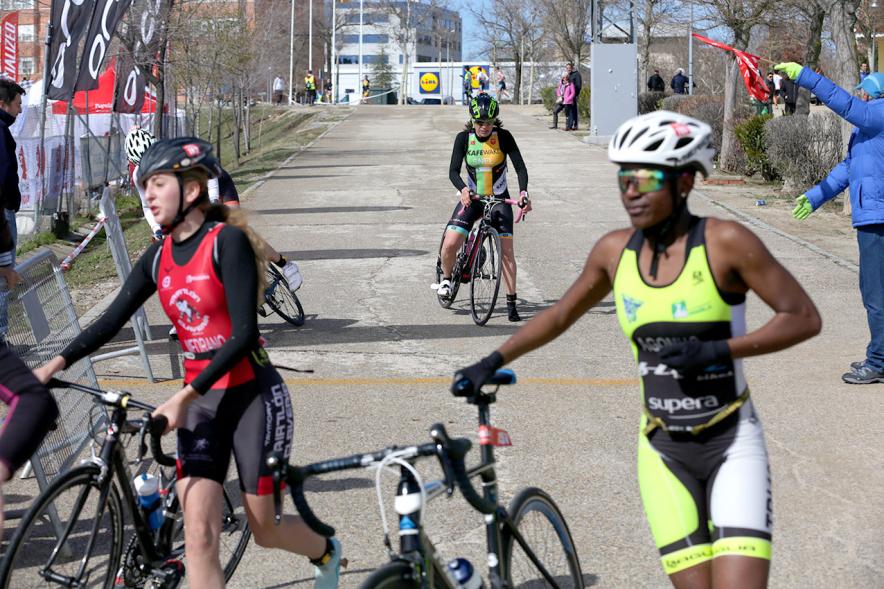 Duatlón Villa de Alcobendas 2018 - Imagen de varios deportistas participantes en la prueba comenzando la prueba con la bicicleta.