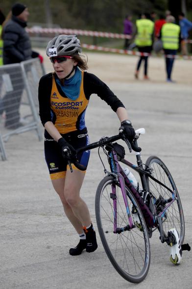 Duatlón Villa de Alcobendas 2017 - Imagen de una  corredora en el momento de coger la bicicleta para seguir con la carrera de bici.