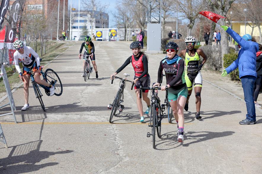 Duatlón Villa de Alcobendas 2018 - Imagen de varios deportistas participantes en la prueba comenzando la prueba con la bicicleta.
