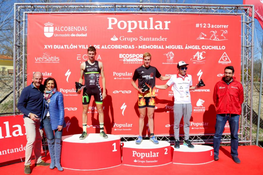 Duatlón Villa de Alcobendas 2018 - Imagen de pódium con los ganadores y sus trofeos.