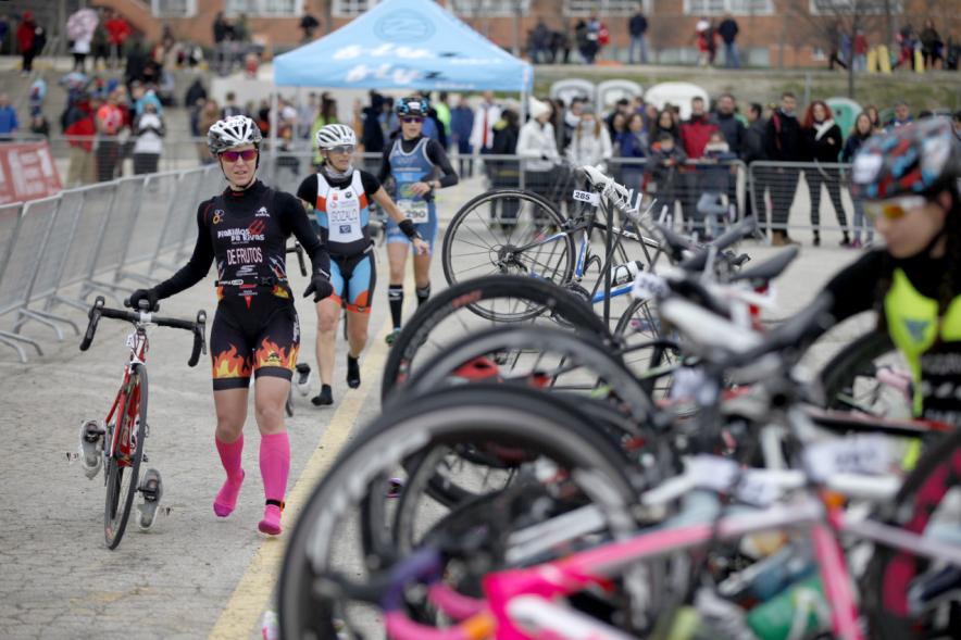 Duatlón Villa de Alcobendas 2017 - Imagen de unas corredoras en el momento de coger la bicicleta para seguir con la carrera de bici.