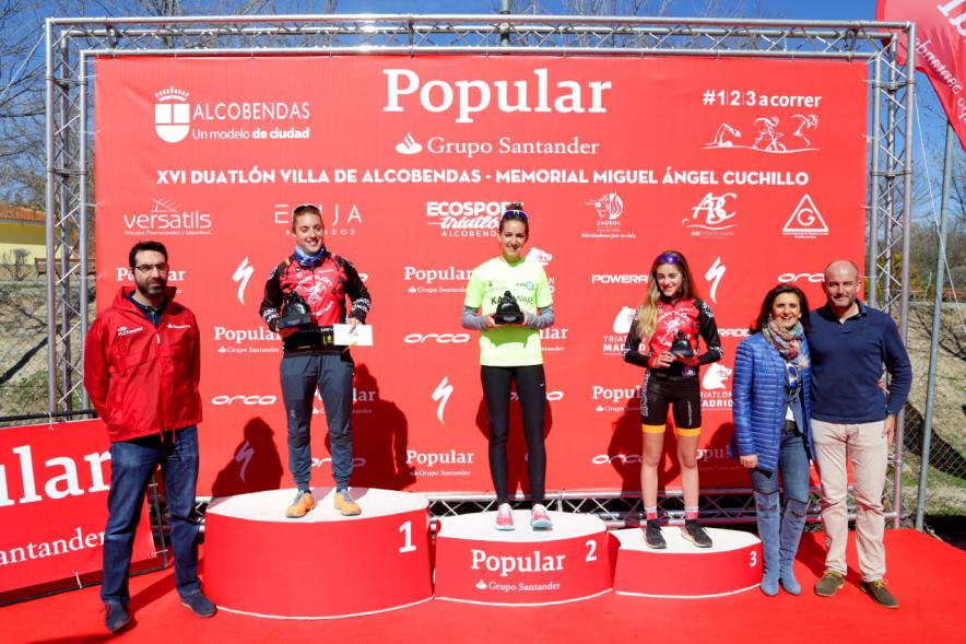 Duatlón Villa de Alcobendas 2018 - Imagen de pódium con las ganadoras y sus trofeos.