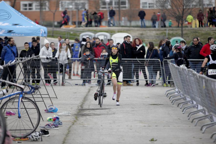 Duatlón Villa de Alcobendas 2017 - Imagen de una  corredora en el momento de coger la bicicleta para seguir con la carrera de bici.