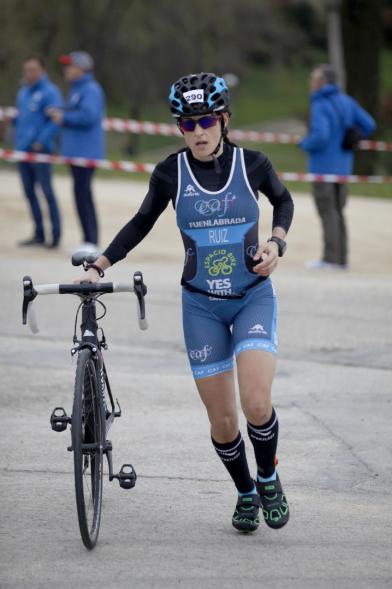 Duatlón Villa de Alcobendas 2017 - Imagen de una  corredora en el momento de coger la bicicleta para seguir con la carrera de bici.