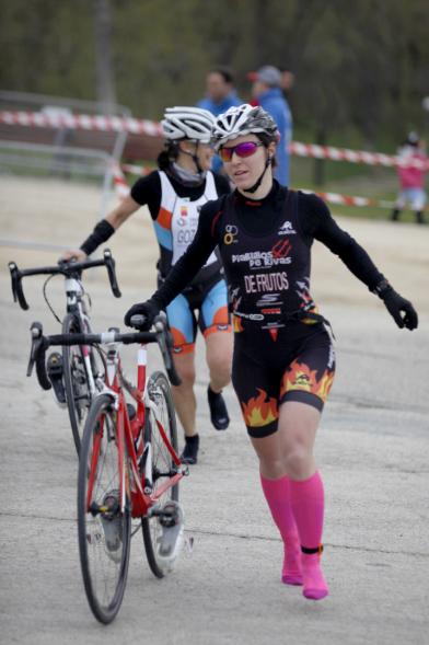 Duatlón Villa de Alcobendas 2017 - Imagen de una  corredora en el momento de coger la bicicleta para seguir con la carrera de bici.
