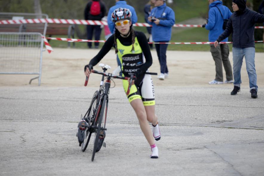Duatlón Villa de Alcobendas 2017 - Imagen de una  corredora en el momento de coger la bicicleta para seguir con la carrera de bici.