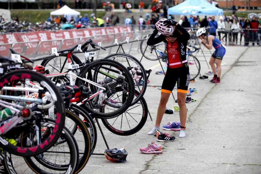 Duatlón Villa de Alcobendas 2017 - Imagen de unas corredoras en el momento de coger la bicicleta para seguir con la carrera de bici.