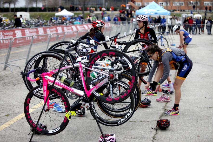 Duatlón Villa de Alcobendas 2017 - Imagen de unas corredoras en el momento de coger la bicicleta para seguir con la carrera de bici.