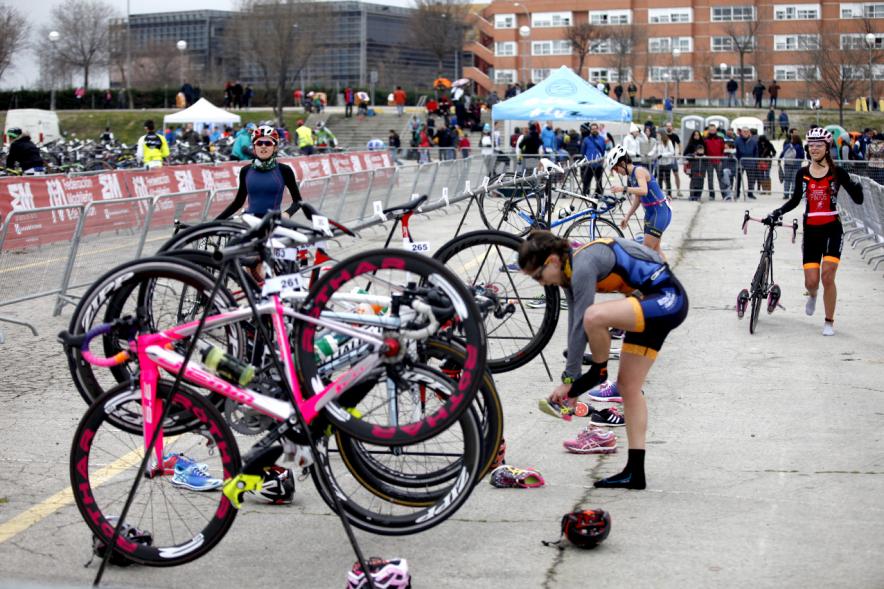 Duatlón Villa de Alcobendas 2017 - Imagen de unas corredoras en el momento de coger la bicicleta para seguir con la carrera de bici.
