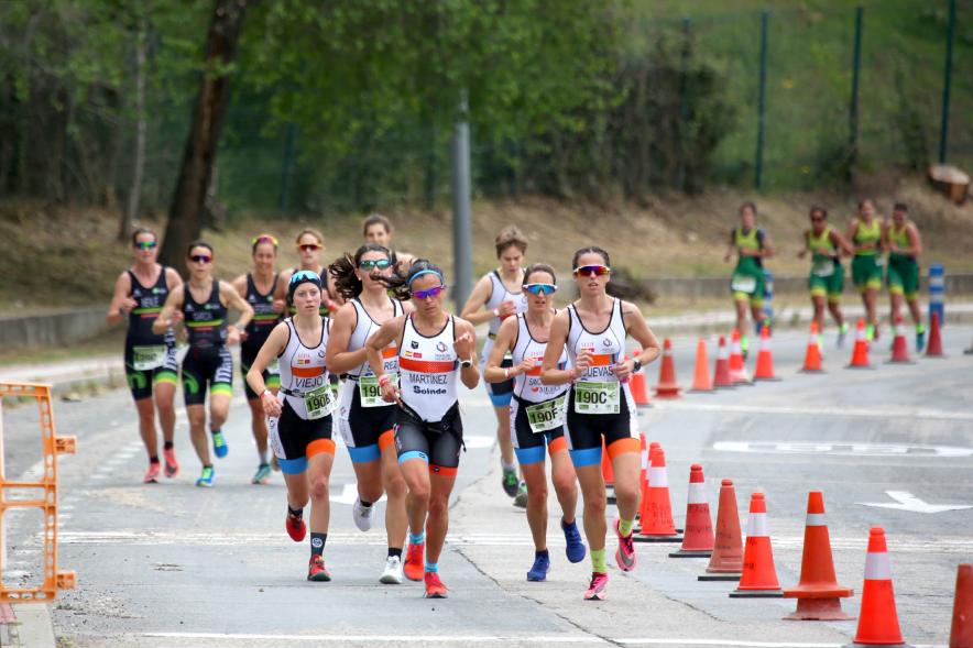 Campeonato de España de Duatlón - Imagen de un momento de la carrera de uno de los equipos femeninos que participa.