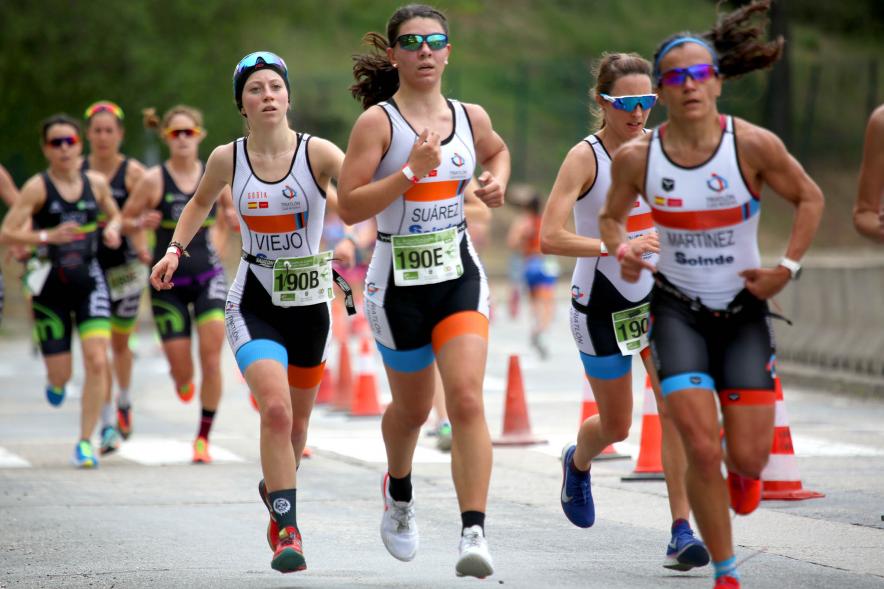 Campeonato de España de Duatlón - Imagen de un momento de la carrera de uno de los equipos femeninos que participa.