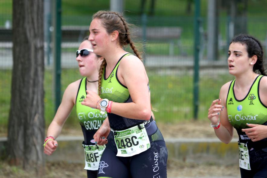 Campeonato de España de Duatlón - Imagen de un momento de la carrera de uno de los equipos femeninos que participa.