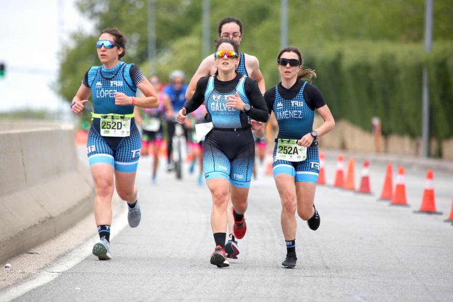 Campeonato de España de Duatlón - Imagen de un momento de la carrera de uno de los equipos femeninos que participa.