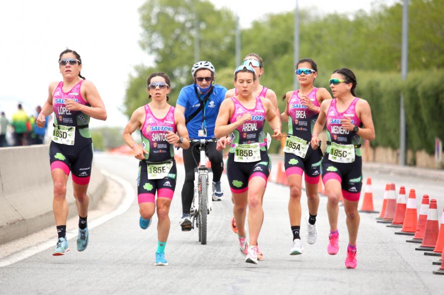Campeonato de España de Duatlón - Imagen de un momento de la carrera de uno de los equipos femeninos que participa.