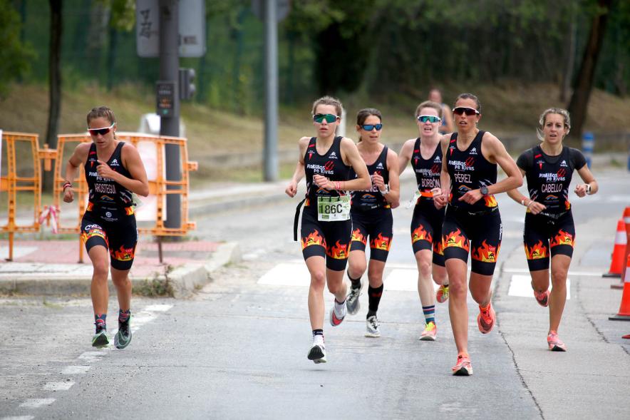 Campeonato de España de Duatlón - Imagen de un momento de la carrera de uno de los equipos femeninos que participa.