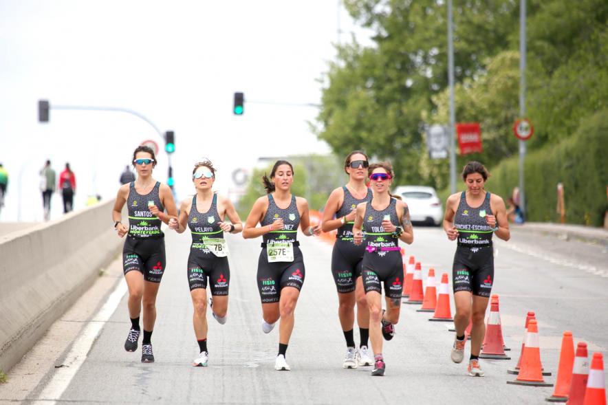Campeonato de España de Duatlón - Imagen de un momento de la carrera de uno de los equipos femeninos que participa.
