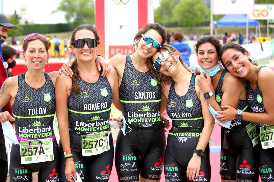 Campeonato de España de Duatlón - Imagen de uno de los equipos femeninos que participa antes de salida.