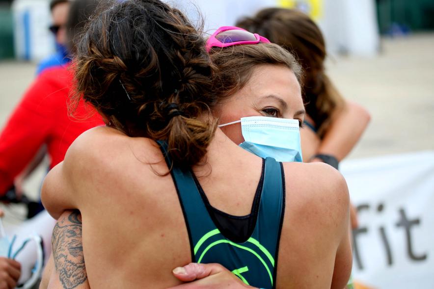 Campeonato de España de Duatlón - Imagen de atletas abrazándose.