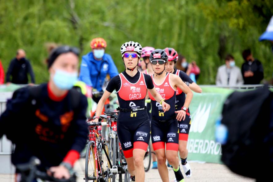 Campeonato de España de Duatlón - Imagen de atletas del mismo equipo cogiendo sus bicicletas.