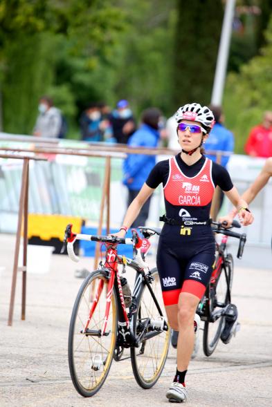 Campeonato de España de Duatlón - Imagen de una atleta cogiendo su bicicleta.